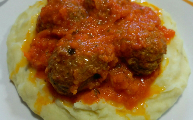 Purê Gratinado com Almôndegas