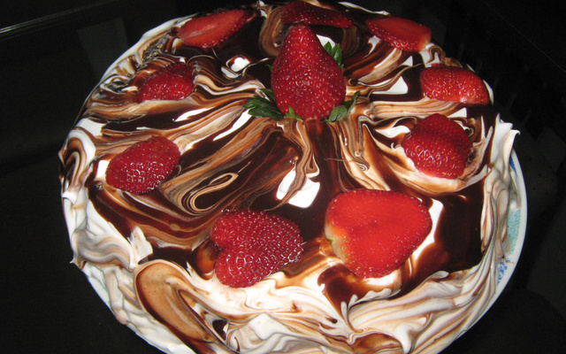 Bolo sensação chocolate e morango