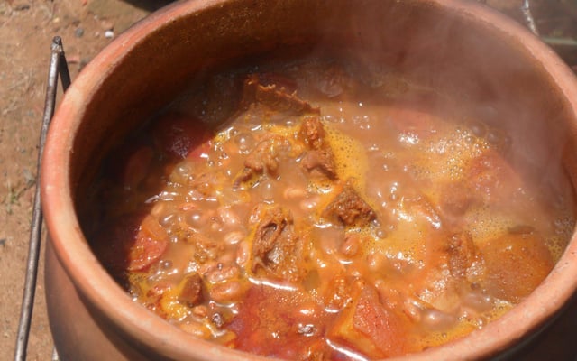 Feijoada na panela de barro