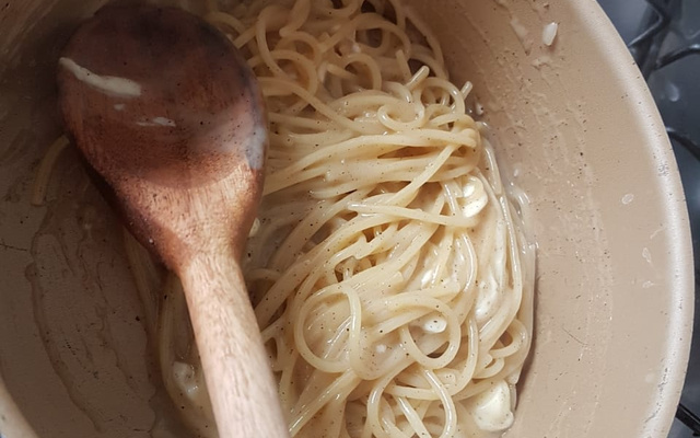 Macarrão cacio e pepe