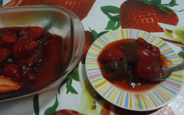 Brigadeirão com doce de morango