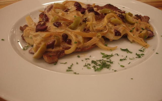 Bife acebolado com molho à Portugal