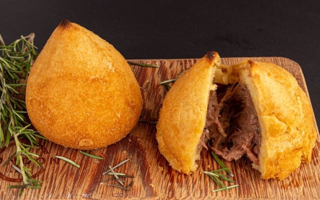 Porções de coxinha de costela desfiada e cream cheese