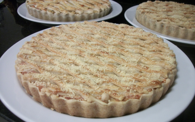 Torta com massa crocante palmito, frango e camarão