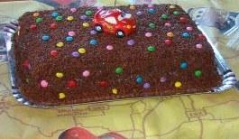 Bolo de chocolate com recheio de beijinho e pêssego