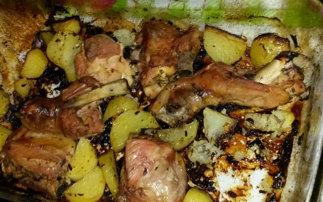 Sobrecoxa assada com batatas
