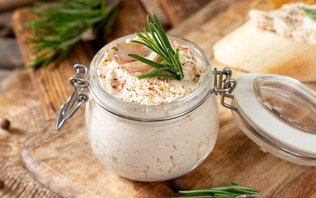 Patê de salame com queijo no pote hermético com ervas frescas