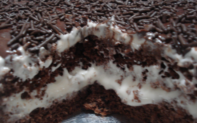 Bolo de chocolate com recheio de Leite Ninho