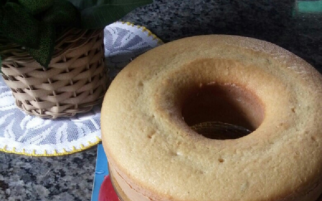 Bolo simples com raspas de limão