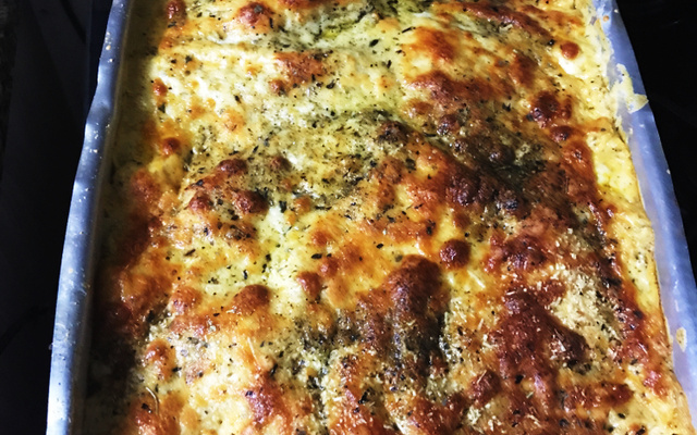 Lasanha de queijo e presunto ao molho branco