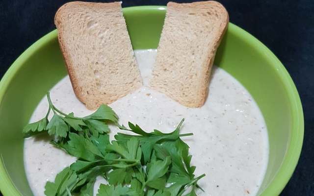 Consumê de cogumelos shimeji