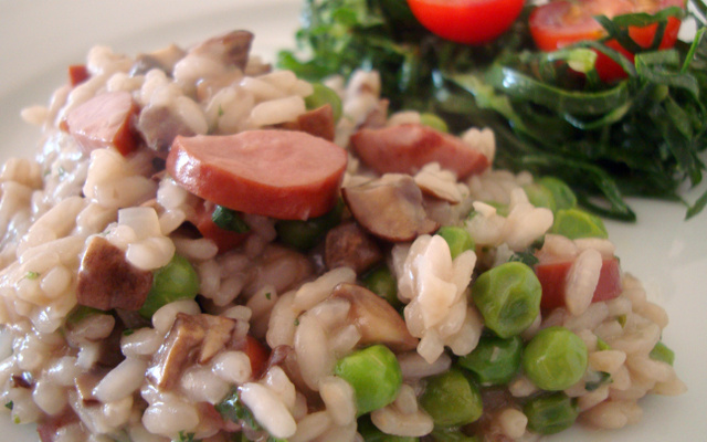 Risoto de salsicha com ervilha