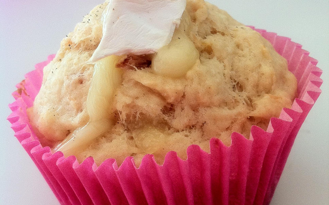 Muffin de salmão e queijo brie