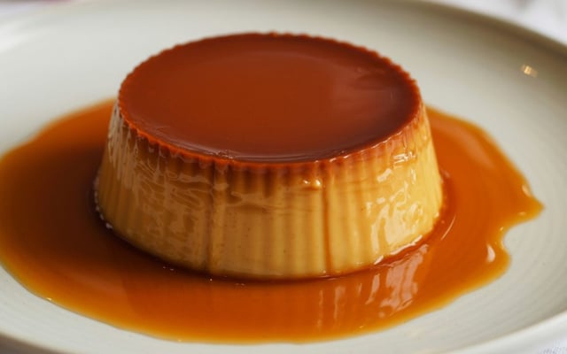 Pudim de leite condensado sem furinhos coberto com caramelo