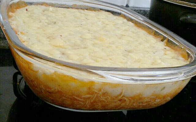 Escondidinho de mandioca com recheio de frango