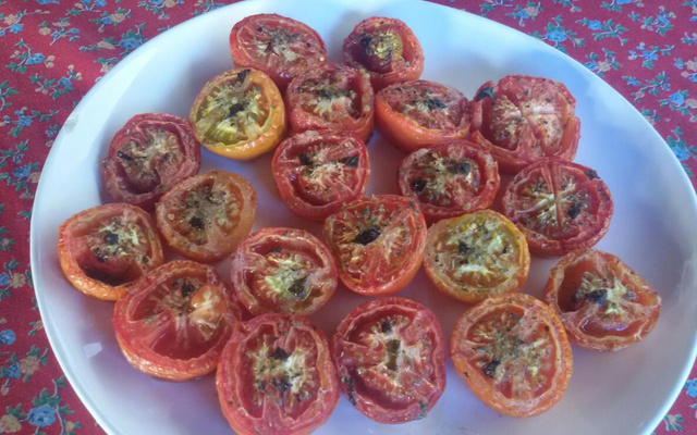 Tomate assado com ervas e azeite