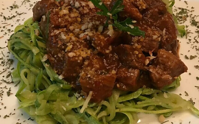 Macarrão de abobrinha com molho de carne bovina