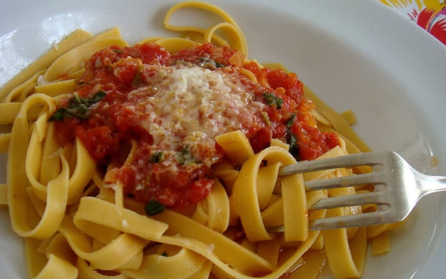 Macarrão com molho de tomate simples