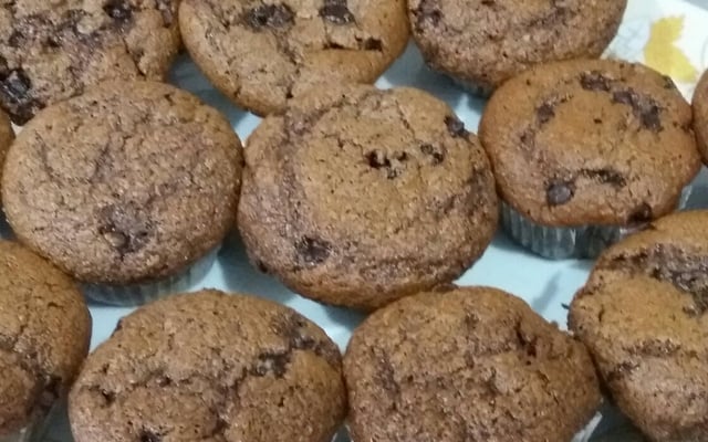 Cupcake de banana com chocolate e aveia