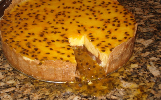 Torta de maracujá com chocolate meio amargo e branco