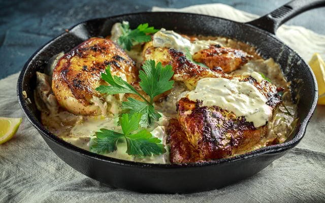 Frango assado com creme de cebola e maionese