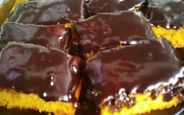Bolo de cenoura com calda de chocolate