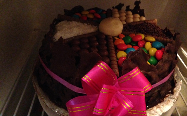 Bolo de chocolate com guloseimas