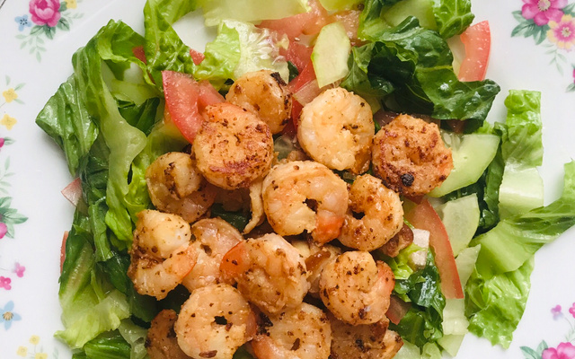 Salada de camarão com pepino