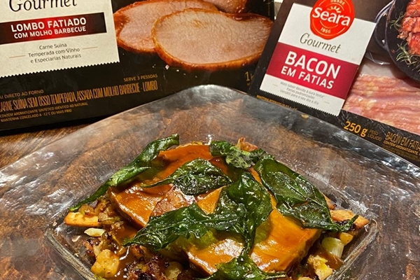 Lombo barbecue com farofa de frutas e espinafre frito