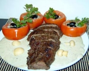 Filé mignon ao molho gorgonzola e tomates recheados