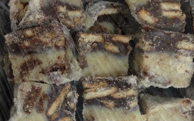 Palha italiana alvinegra (chocolate amargo com leite em pó)