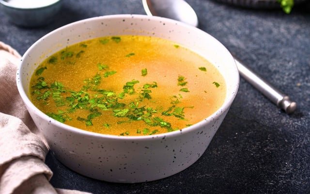 Caldo de ossos rico em colágeno e finalizado com salsinha