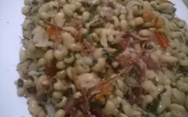 Feijão fradinho com carne seca desfiada