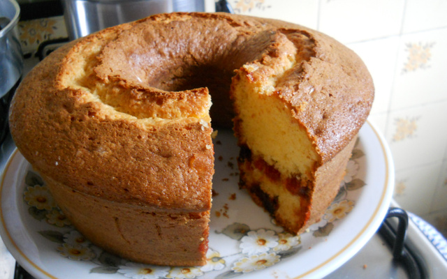 Bolo de fubá com goiabada