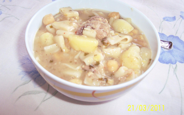 Sopa de grão-de-bico e costelinha