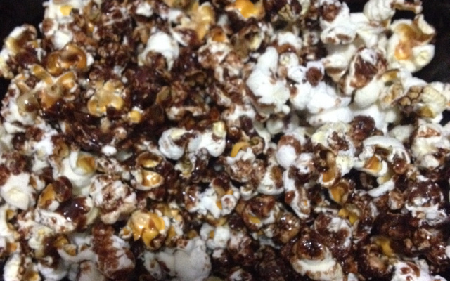 Pipoca com calda de chocolate