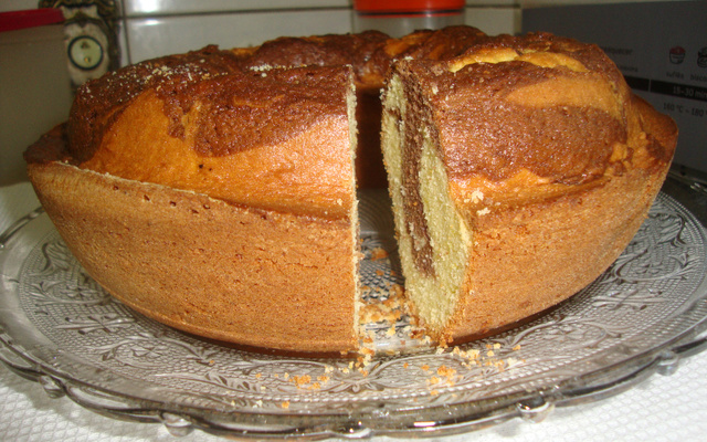 Bolo com casca de laranja e chocolate