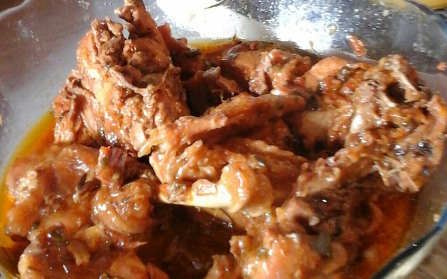 Galinha caipira ao molho de laranja