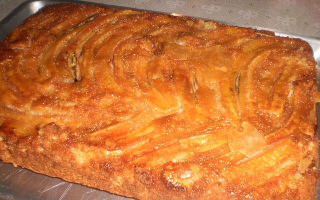 Torta de banana caramelada fácil