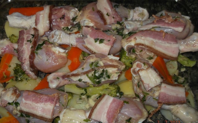 Coxa de frango ao requeijão e bacon