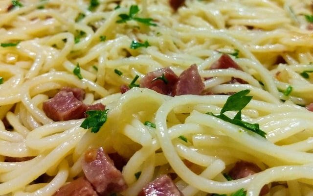 Macarrão alho e óleo com linguiça calabresa