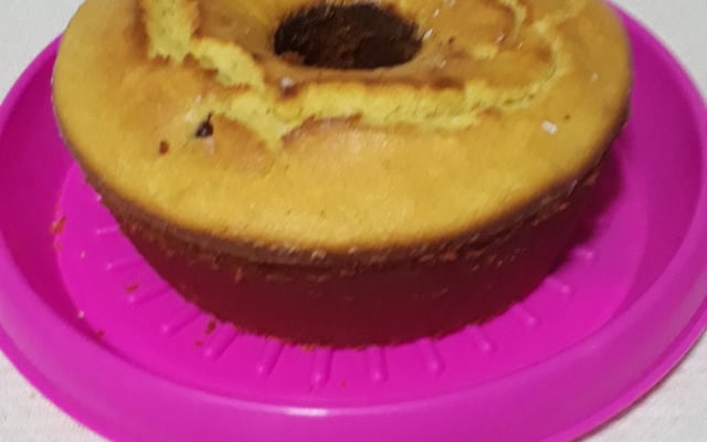 Bolo de farinha de milho com goiabada