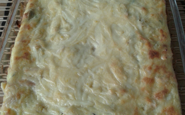 Torta de aipim com frango ao creme de milho