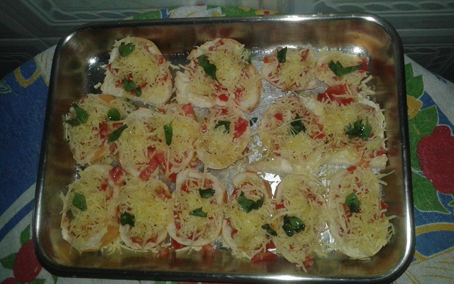 Bruschetta de tomate com manjericão