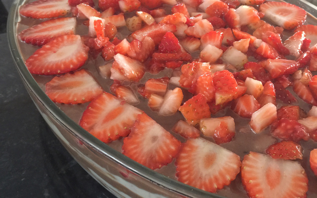 Pavê de morango com chocolate