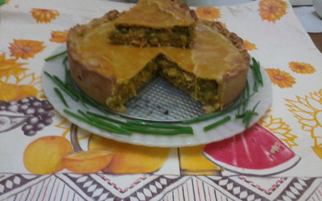 Torta de frango com ervilhas frescas