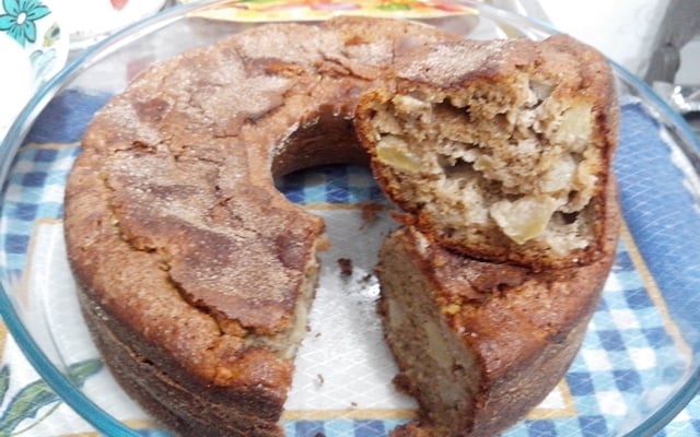 Bolo de maçã com granola