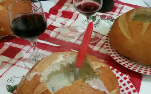 Sopa creme de queijos no pão italiano