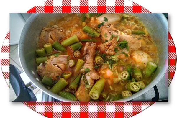 Coxa e sobrecoxa de frango com quiabo