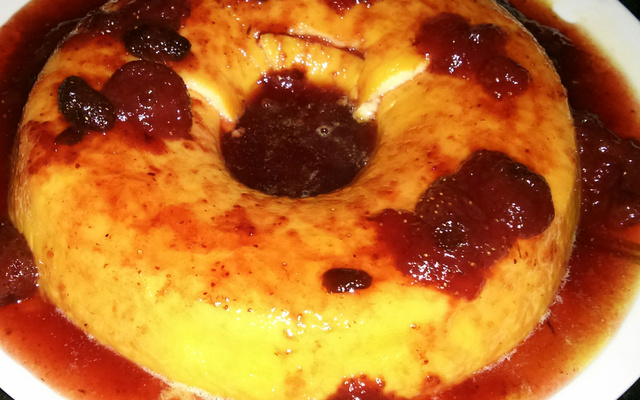 Pudim de iogurte com calda de morango